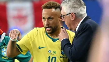 Ancelotti-conversa-com-Neymar-durante-Brasil-3-x-0-Escocia-aspect-ratio-512-320-4