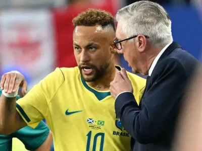 Ancelotti-conversa-com-Neymar-durante-Brasil-3-x-0-Escocia-aspect-ratio-512-320-4