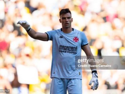 RIO DE JANEIRO, BRAZIL - MARCH 17: Leo Jardim, goalkeeper of Vasco gestures during the semifinal between Vasco and Nova Iguacu as part of Campeonato Carioca at Maracana Stadium on March 17, 2024 in Rio de Janeiro, Brazil. (Photo by Ruano Carneiro/Getty Images)