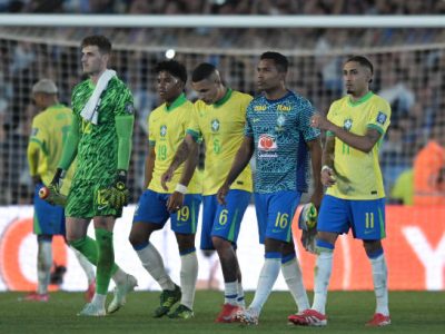 BUENOS AIRES, ARGENTINA - MARCH 25: (L-R) Bento, Endrick, Guilherme Aranam Guilherme Arana, Alex Sandro and Raphinha of Brazil react after the team's defeat in the South of American FIFA World Cup 2026 Qualifier between Argentina and Brazil at Estadio Más Monumental Antonio Vespucio Liberti on March 25, 2025 in Buenos Aires, Argentina. (Photo by Marcelo Endelli/Getty Images)