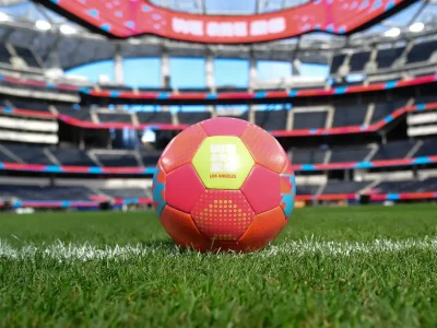 reino_unido_torcedores_estadio_bola