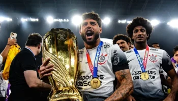 yuri-alberto-mostra-o-novo-trofeu-conquistado-pelo-corinthians-2040_800x450